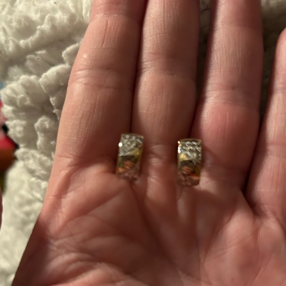 10K SOLID Yellow Gold Two-Tone Diamond-Cut Huggie Earrings Hoops Hoops 10kt - Picture 4 of 7